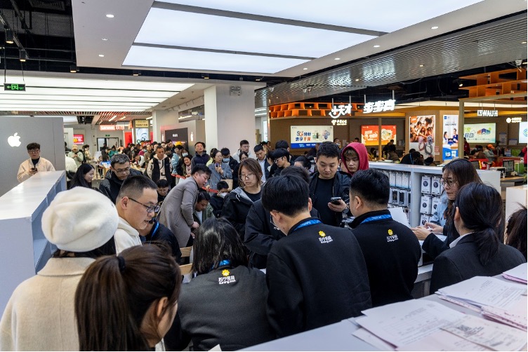 实探国补扩容下的3C市场：门店排队购机潮久违再现 消费电子迎暖冬__实探国补扩容下的3C市场：门店排队购机潮久违再现 消费电子迎暖冬