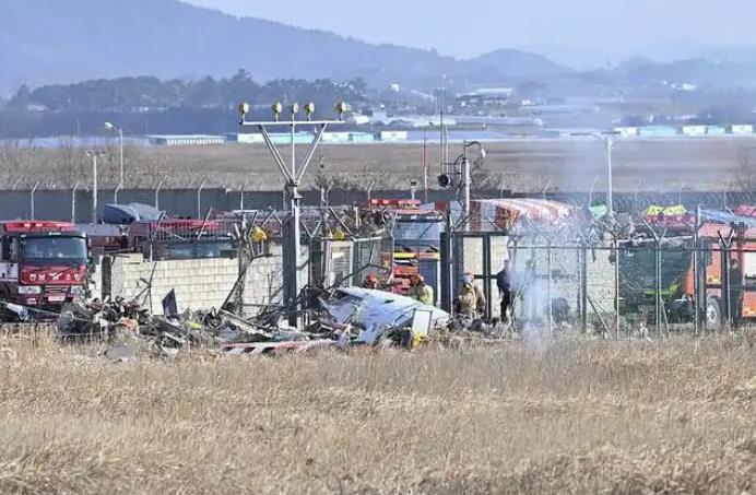 韩国济州航空客机全罗南道务安机场碰撞起火事故致62人死亡，中国公民无伤亡