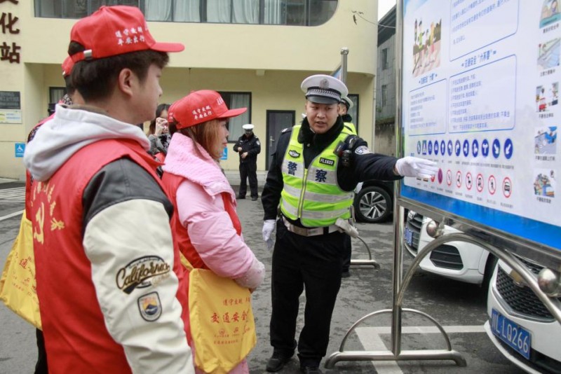 _给交警送温暖活动_给交警送清凉活动报道